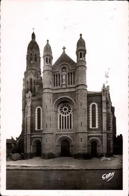 Fachada da Basílica de São Lourenço sobre a Sèvre — Estátua de São L. M. de Montfort — Edições Gaby