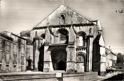 Igreja românica de Benet (Vendée) — Século XII — Edições Gaby