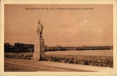 Les Ponts-de-Cé (M.-et-L.) — Estátua de Dumnacus no Grande Pont