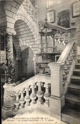 Beaufort-en-Vallée — Le Grand Escalier — Musée — L. V. phot.