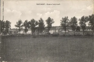 Baccarat - Quartel Ladmirault — vista do quartel com árvores e campo à frente — P. Nicolas, Baccarat