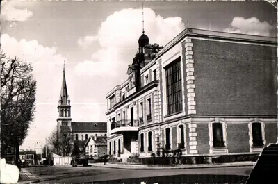 Alfortville (Seine) — A Prefeitura e a Igreja — Imagens da França, n° 495