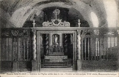 Haute-Isle (S.-et-O) — Interior da Igreja Escavada na Rocha — Retábulo em Madeira Esculpidas, Século XVII, Monumento Histórico