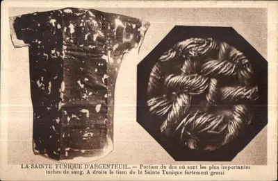 A Santa Túnica de Argenteuil — Partes da parte de trás e do tecido com as manchas de sangue mais importantes — Foto feita pelo Abbé L. Parcot, Versailles