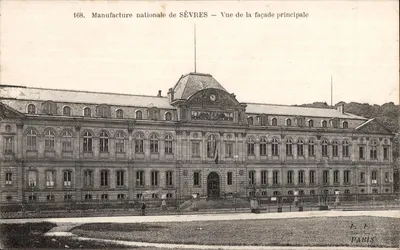 Manufatura Nacional de SÈVRES — Vista da fachada principal — F. F. PARIS