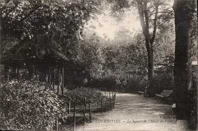 Courbevoie — O Square do Hotel de Ville — A. Ahelle, A. Ahelle