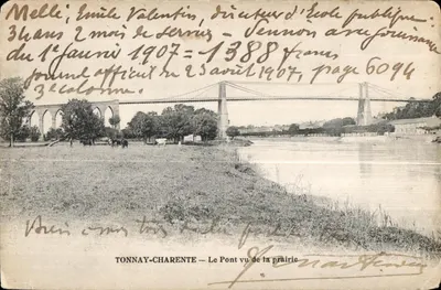 Bilhete postal antigo Tonnay Charrente O pont visto da pradaria