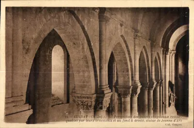 Aulnay (Charente-Inférieure) — Perspectiva dos pilares com capitel ornado e estátua de Joana d'Arc — Col. Gouyen