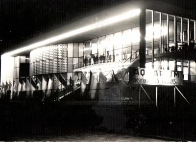 Le Palais des Congrès à Royan — nuit — C.A.P., Paris