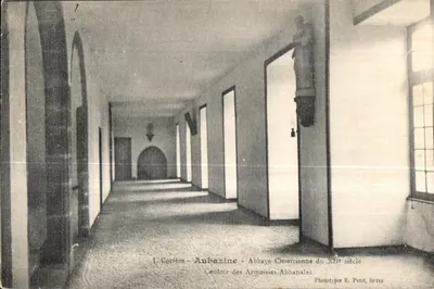 Aubazine - Abadia Cisterciense do Século XII — Corredor das Armas do Abade — Fototipia E. Petit, Brive