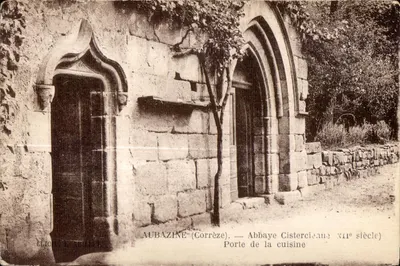 Aubazine (Corrèze) — Abadia Cisterciense do Século XII — Porta da cozinha