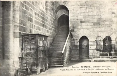 Aubazine - Interior da igreja - Velha armário do século XII e escada conduzindo ao convento - Phototypie Meyrignac et Puydebois, Brive