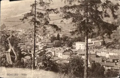 Beaujeu — Cidade — vista panorâmica de um promontório arborizado — editor: M. M. (impressor)