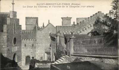 Saint-Bonnet-le-Froid (Rhone) — A Cour do Castelo e a entrada da Capela (século VIII)