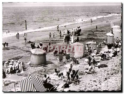 Praia animada — banhistas e cabines riscadas — número de série ilegível