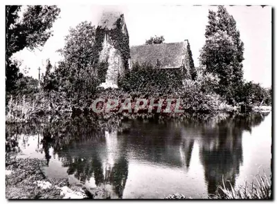 Igreja de Sainte-Croix-sur-Mer — vista com reflexo na água