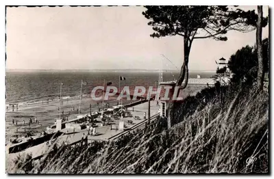 Praia e passeio — vista de um promontório —