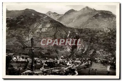 Vista panorâmica de uma vila alpina — cruz no primeiro plano — editor desconhecido