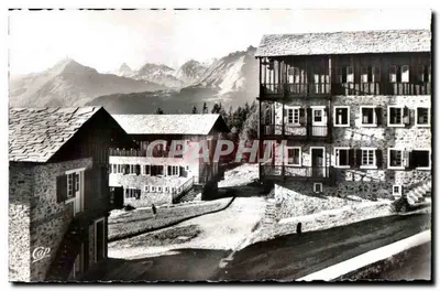 Vilarejo alpino — chalés de pedra e montanhas em segundo plano — editor Cap