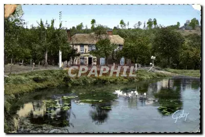 Casa com telhado de colmo à beira de um lago — Gaby