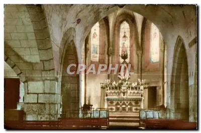 Interior de uma igreja — vista da nave e do altar