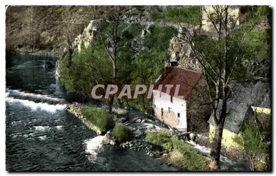 Moinho na rio — paisagem natural