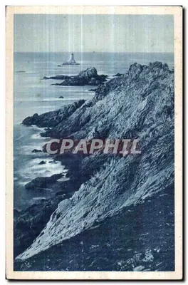 Farol da ilha de Sein — vista desde a costa rochosa — editor não identificado
