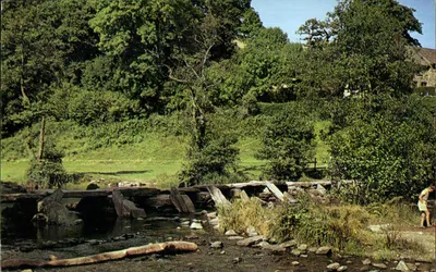 Tarr Steps, Somerset — ponte « clapper » sobre o rio Barle — editor Minehead Guide Bureau