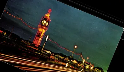 Les Illuminations, Weymouth — vista noturna de uma torre de relógio decorada — editor THE ILLUMINATIONS, WEYMOUTH