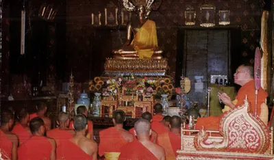 Moines offrant des prières — temple de Bangkok — éditeur Golden Peninsula Photo, Bangkok
