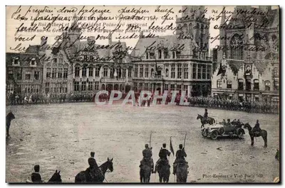 Bilhete postal antigo Vitória do Iser — O rei Albert e o presidente Poincaré chegam à grande praça de Furnes