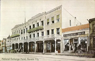 National Exchange Hotel, Nevada City — vue de rue avec balcon et enseigne 'Nevada County Bank' — Eastman's Studio, S-1085