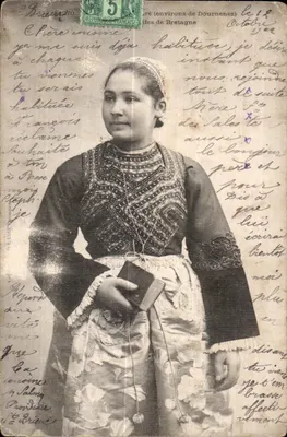 Jeune femme en costume breton — environ Dournenez — éditeur 'Unvaniez Post'