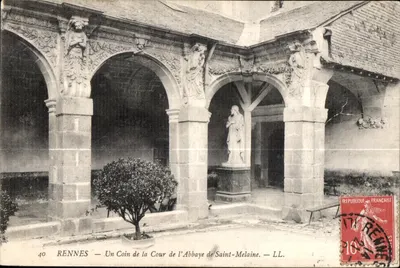 Rennes — Un Coin de la Cour de l'Abbaye Saint-Melaine — LL.