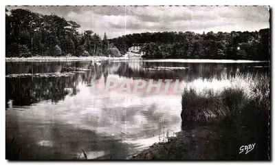 O Lago e o Hotel das Forjas — Paimpont (Ille-et-Vilaine) — Edições SABY