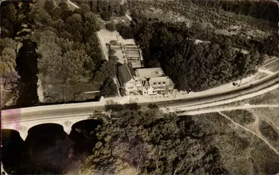 Vista aérea de um ponte e de um edifício perto de um curso d'água — Vouglay — editor não identificado
