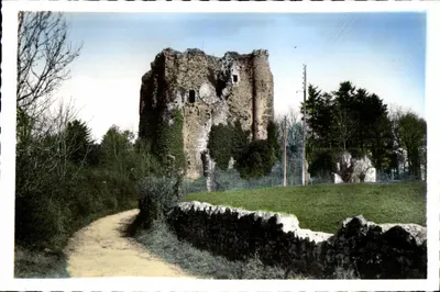 Pouzauges (Vendée) — Ruína do Castelo feudal de Gilles de Retz, dito « Barba Azul » — M.H. n°38