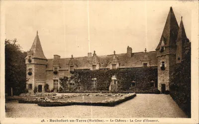 Rochefort-en-Terre (Morbihan) — O Castelo — A Cour d'Honneur — N°48