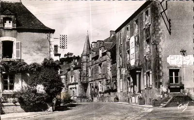 Rochefort-en-Terre — rua principal com hotel-restaurante 'Ghôtel Leca' — Éditions Gaby