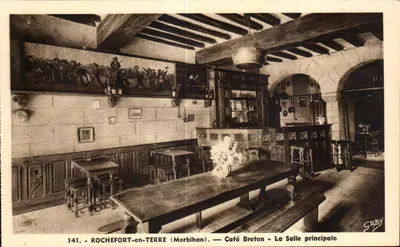 ROCHEFORT-en-TERRE (Morbihan) — Café Bretão — Sala principal