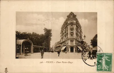 Vichy - Place Victor-Hugo — vue de l'angle d'un immeuble et d'un kiosque — éditeur REF. 596