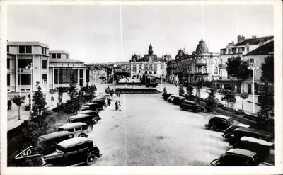 Vichy — Nouvelle Place de la Poste et vue sur l'Hôtel de Ville — C.A.P.-PARIS