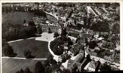 Lapalisse (Allier) — Vista geral tirada de avião. O castelo do século XV — Edição do Syndicat d'Initiative de Lapalisse