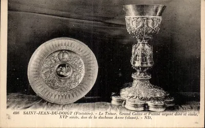 Saint-Jean-du-Doigt (Finistère) — O Tesouro, o Grande Calice e a Patena de Prata Dourada e Ciselada, Século XVII, doação da Duquesa Anne (classificado).