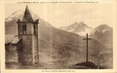 Valloire (Savoie 1430 m.) — Capela de Point-Ravier — Vista montanhosa com cruz e picos