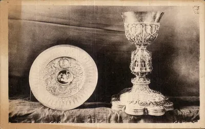 St Jean-du-Doigt (Finistère) — Tesouro, grande cálice e patena, prata dourada e gravada, século XVI — Arts Mécaniques, Paris