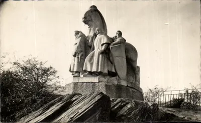 Castelo de Regnault — Monumento dos Quatro Filhos de Aymon — escultura de Albert Poncin