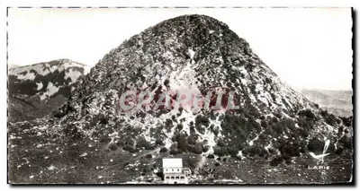O Monte Gerdière de Jonc — no primeiro plano, à esquerda da construção, uma das fontes do Loire — editor LAPIE, n° 07