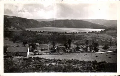 O Lago de Issarles — Vista pitoresca da Chaze — Edições Modernas TEOJAC