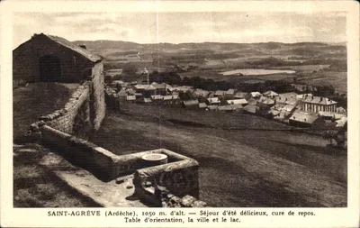 Saint-Agrève (Ardèche), 1050 m. de altitude — Delicioso passeio de verão, cura de repouso. Mesa de orientação, a cidade e o lago.
